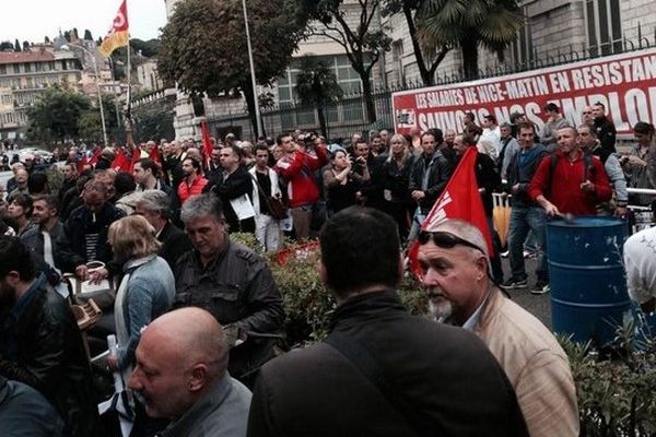 Les salariés devant le tribunal de commerce de Nice ce lundi midi.