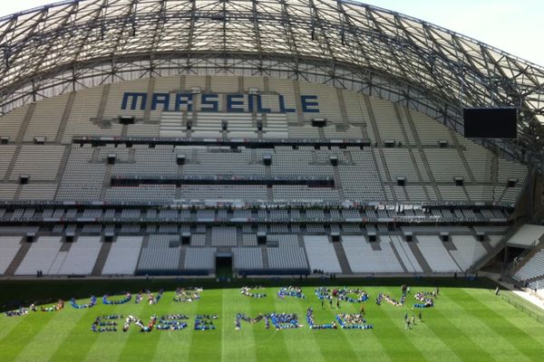 "Jouons, créons ensemble", le slogan de cette 14ème édition écrit par les participants formant une chaîne humaine sur la pelouse du vélodrome.