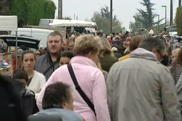 Les visiteurs étaient très nombreux au 21e vide-grenier de Maillot dans l'Yonne, dimanche 4 octobre 2015.