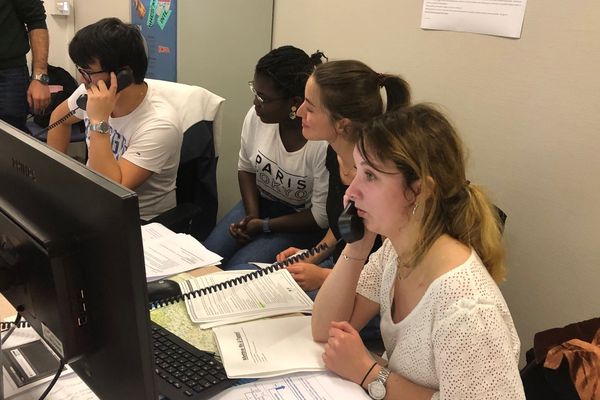 Les internes reçoivent les appels liés au Covid 19 en salle de crise sanitaire, au centre 15.