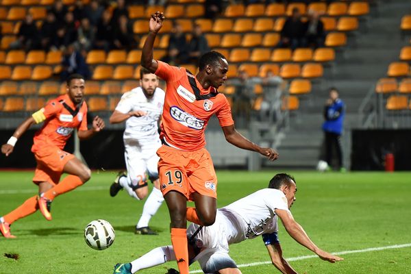 Le Clermont Foot 63 vient de recruter le milieu offensif Alassane N'Diaye. Le joueur a déjà joué en Ligue 2 sous les couleurs de Laval. 