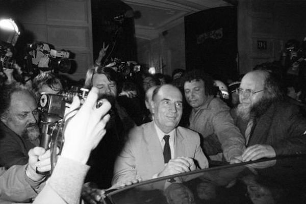 François Mitterrand, vient d'être élu président de la République. Il arrive dans la nuit du 10 au 11 mai 1981 à son quartier général de campagne, au 10 rue de Solférino, à Paris.