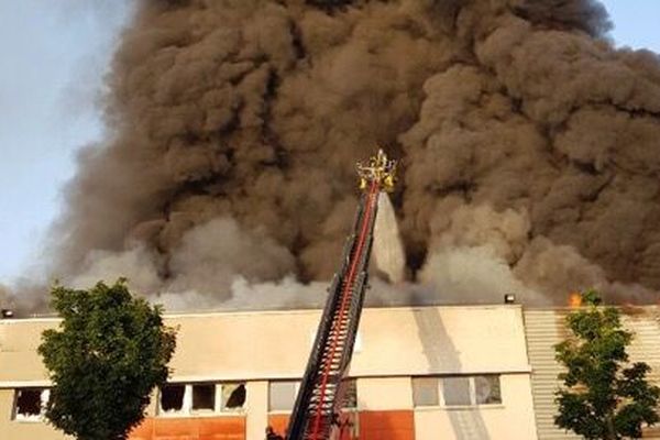 Un violent incendie a ravagé un entrepôt de plastique de 2000m2 à St-Priest jeudi 27 juin au matin.
