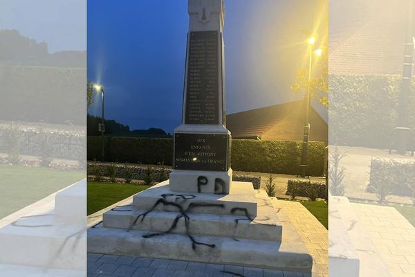 Des croix gammées et des insultes homophobes ont été taguées sur le monument aux morts d'Escautpont (Nord), quelques heures avant la cérémonie du 8 mai.