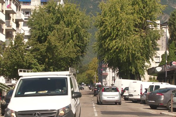 L'avenue Jeanne d'Arc, à Grenoble, doit être réaménagée pour favoriser les déplacements à pied et à vélo, en supprimant notamment des places de stationnement.