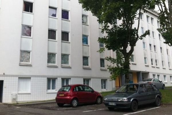 C'est dans cet mmeuble du quartier de l'Europe à Saint-Quentin (02) que les démineurs ont découvert un impressionnant arsenal.