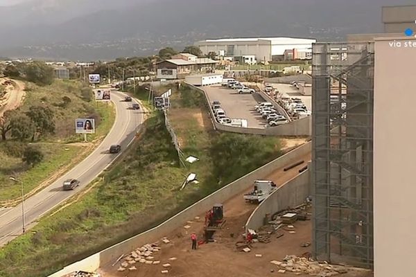 Les travaux du nouvel hôpital d'Ajaccio s'achèvent mais son accès en voiture est toujours problématique.