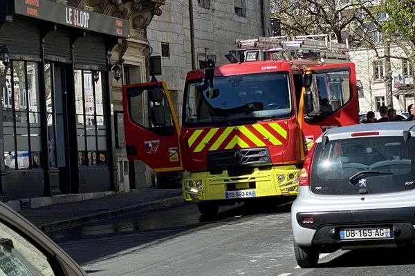 L'incendie s'est déclaré vers 12h, ce samedi.