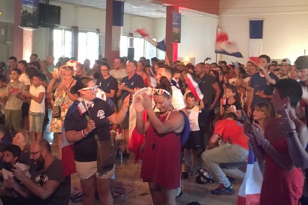 Hall des expos de Brignoles et les supporters durant France Belgique