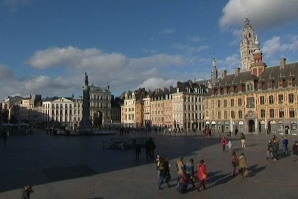 Le temps doux sur la Grand Place de Lille dimanche 16 février. 