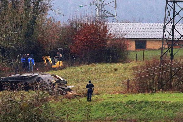 Affaire Fourniret. Pelleteuse dans le "jardin d'enfants" à Floing (Ardennes).