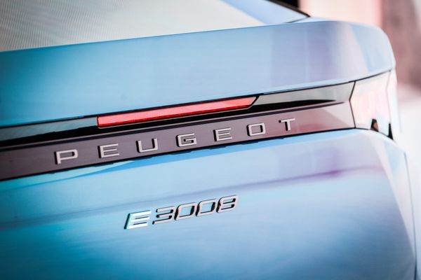 Stellantis voit ses ventes de véhicules en forte baisse au 3e trimestre 2024. Le Peugeot e-3008 electric est fabriqué à l'usine de Sochaux.