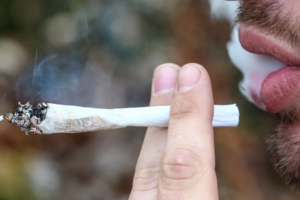 Près d'un jeune sur deux a déjà expérimenté le cannabis à 17 ans.