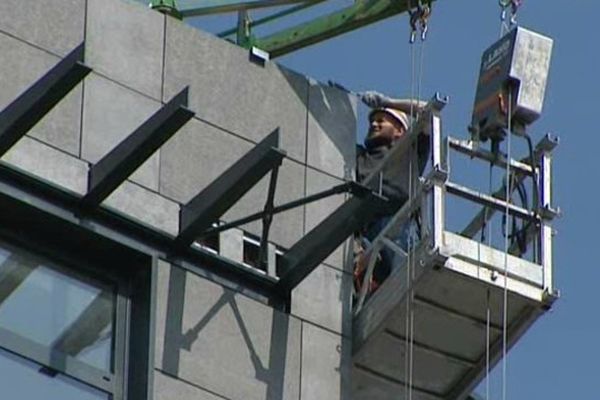 Les ouvriers du bâtiment figurent parmi les professions les plus exposées. Sur les chantiers, les conditions météorologiques doivent être vérifiées chaque jour, afin d’évaluer le risque. 