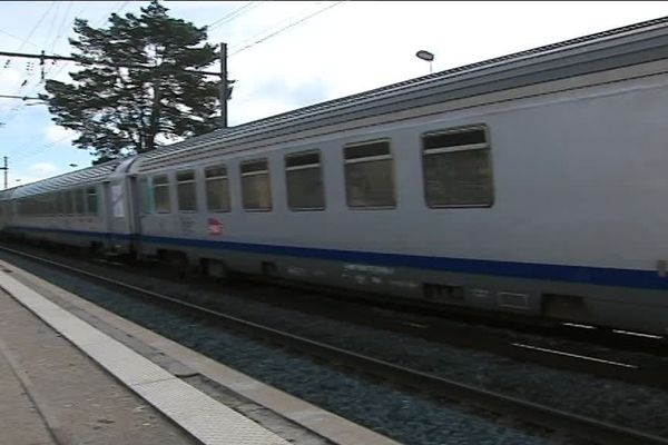 "La SNCF ayant transformé la gare de L'Isle d'Abeau en halte cet été 2018, il n'est aujourd'hui plus possible de prendre un titre de transport au guichet en cas d'indisponibilité de l'automate" dénonce l'ADUT