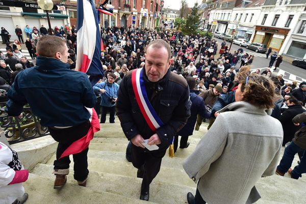 Steeve Briois, le maire FN d'Hénin-Beaumont, compare ce sondage à un "plébiscite"