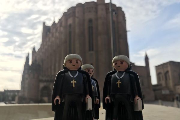 Les Playmobils d'Axel et Anaïs jouent les guides touristiques devant la cathédrale d'Albi.