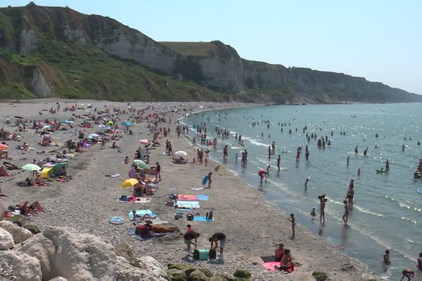 Cette plage de Saint-Jouin Bruneval (en Baie de Seine) est souvent très fréquentée par les baigneurs lors de la saison estivale.