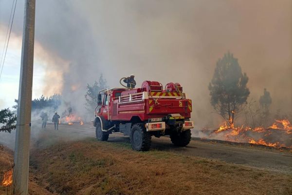 Les sapeurs-pompiers sont repartis au combat pour lutter contre les flammes qui ravagent les communes de Saumos et Sainte Hélène en Gironde.