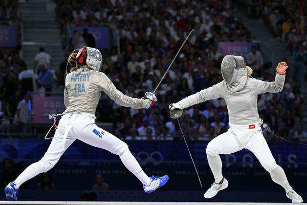Manon Apithy-Brunet (à gauche) face à la japonaise Emura Misaki, samedi 3 août au Grand Palais lors des Jeux olympiques.