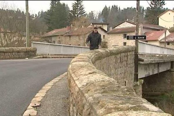 En traversant sur pont au-dessus de l'Ance, on change de région mais de village. Pontempeyrat est à cheval entre l'Auvergne et Rhône-Alpes. Après la fusion des régions ce ne sera plus le cas.