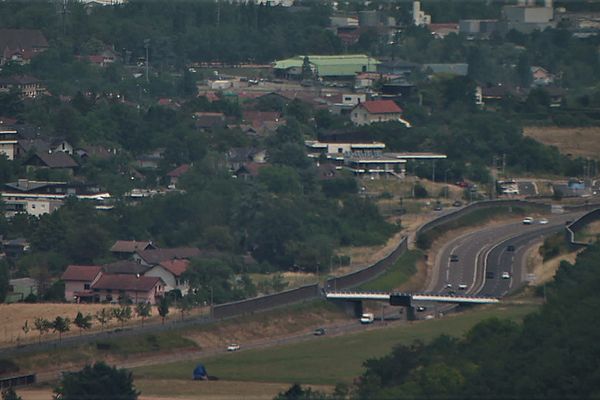 Le tronçon d'autoroute entre Machilly et Thonon-les-Bains est censé désenclaver le Chablais, en Haute-Savoie et fluidifier le trafic. Ses opposants souhaitent, au contraire, faciliter les mobilités douces