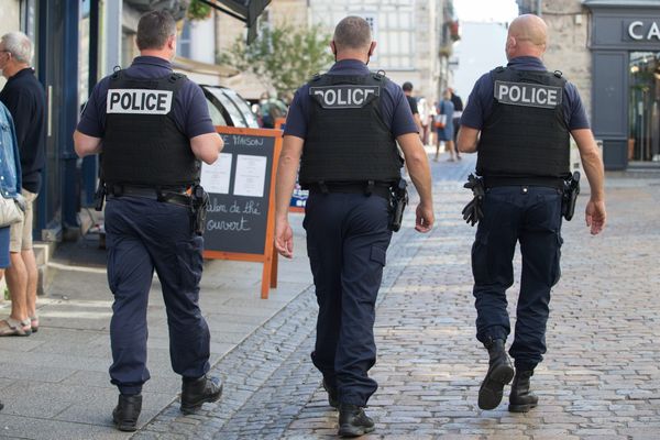 Des policiers patrouillent en centre-ville - Photo d'illustration 