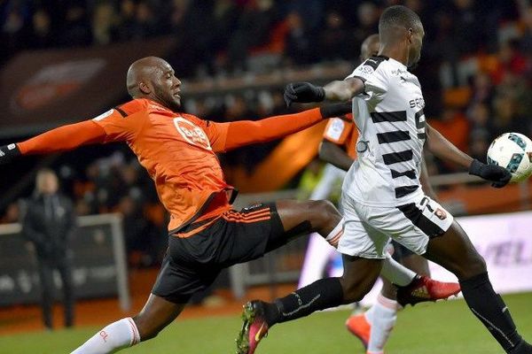 Le défenseur lorientais Michael Ciani opposé à l'attaquant rennais Paul-Georges Ntep lors du matche entre Lorient et Rennes au stade du Moustoir - 29/11/2016