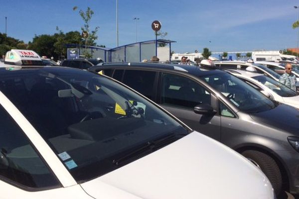 Une cinquantaine de chauffeurs de taxi de Charente-Maritime se sont retrouvés à Angoulins pour manifester à La Rochelle.