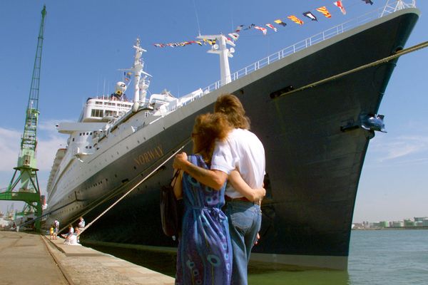 Même 20 ans après son départ du Havre, l'ex-France devenu Norway attire toujours les nostalgiques, comme ici dans le port havrais  lors de l'Armada de 1999. Il était alors hôtel flottant pendant quelques jours.