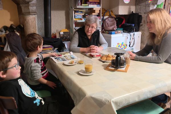 Valentina (au centre) est venu rejoindre sa fille et ses petits-fils (à gauche). Leana (à droite), elle aussi exilée, leur rend souvent visite.