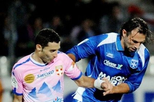 Cédric Barbosa (à gauche) pendant le match d'ETG contre Auxerre en octobre 2011 au Parc des Sports d'Annecy. 