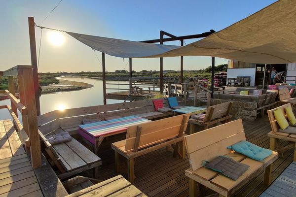 La Cabane, à Brem-sur-Mer, connait beaucoup de succès. Certains s'inquiètent pour la biodiversité locale.