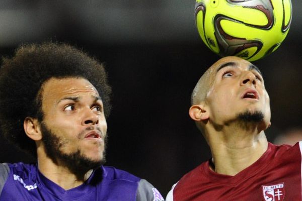 Le Messin Ahmed Kashi aux prises avec le toulousain Martin Braithwaite (à gauche)