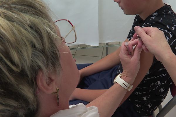 Dans un collège d'Uzès, une trentaine d'élèves volontaires ont été reçu leur première dose de vaccin contre le papillomavirus.