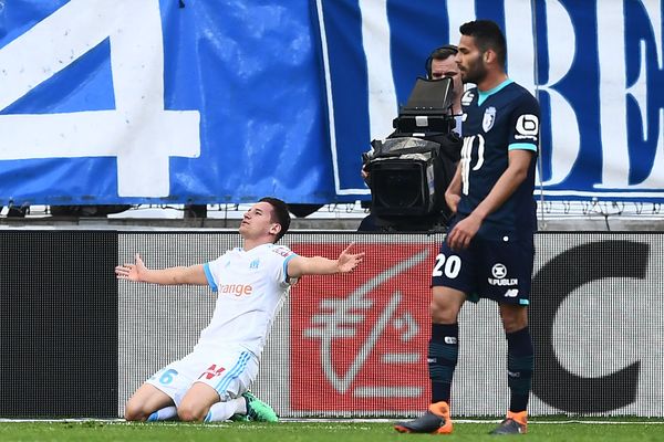 Thauvin célèbre la victoire de l'Om face à un Thiago Maïa incrédule