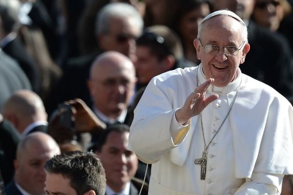 Le Pape François traverse la foule sur la place Saint-Pierre de Rome (Vatican) lors de la messe inaugurale de son pontificat.