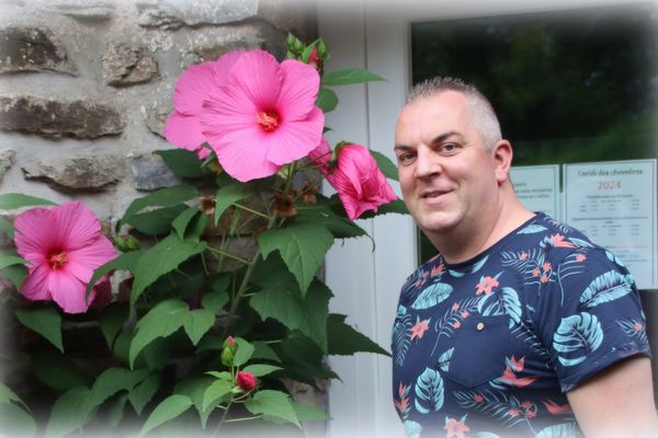 La photographe Christine Casalini a photographié Grégory Fecherolles, le gérant de l'hôtel Le Franco-Belge, à côté de l'hibiscus géant ornant son entrée.