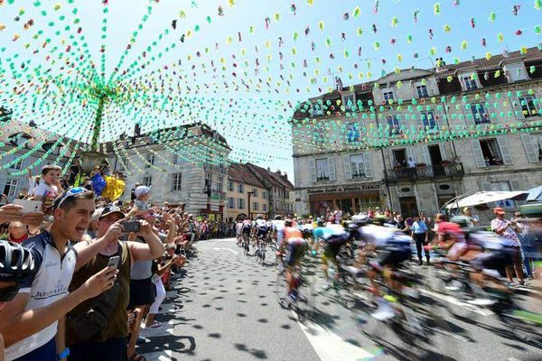 Les coureurs en étape à Arbois, Tour de France 2017