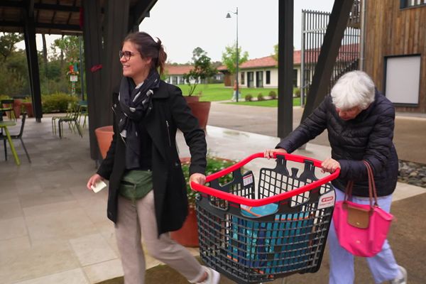 Cynthia, avec l'une de ses protégées, en route pour l'épicerie