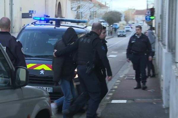 Le suspect présumé du meurtre de Victor, 17 ans, a 16 ans. Il a été présenté au magistrat du parquet de Mont-de-Marsan ce mardi en fin de journée.