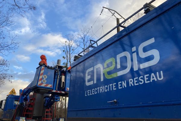 Les professionnels d'Enedis sont reconnaissables à leurs camions bleus, floqués du logo de la société.