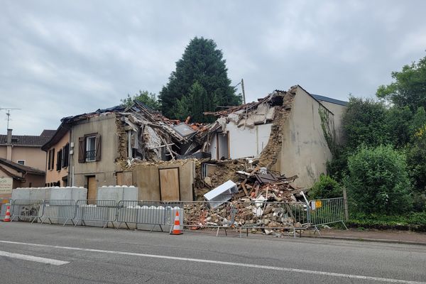 Le dispositif de sécurisation mis en place, rue de Toulouse, après l'explosion de la maison.