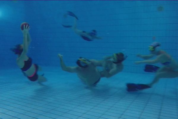 Entrainement de rugby au fond de la piscine à Albi.