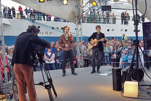 Amaury Vassili sur le plateau du JT de France 3 Haute-Normandie, quelques minutes avant le début du concert de la Région Haute-Normandie