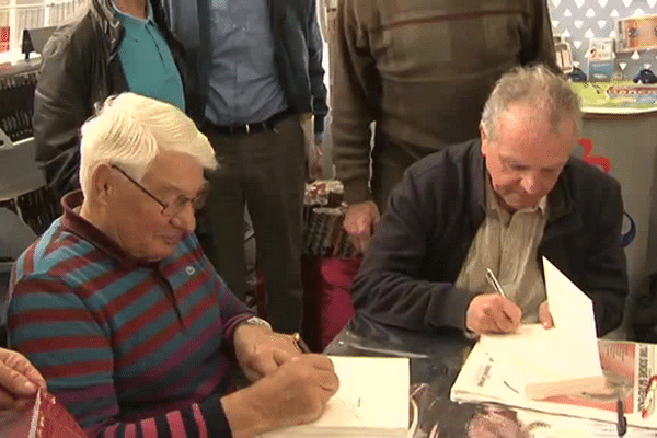 Raymond Poulidor, en compagnie de Bernard Verret, aussi "poupoulaire" au stylo qu'au vélo !