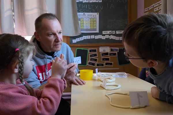 Cédric Biélarz enseigne à quatre niveaux différents, de la maternelle à la primaire, dans cette école creusoise.