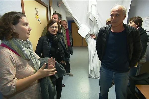 Philippe Poutou est venu apporter son soutien au collectif cpasdemainlaveille qui occupe la maternité du Blanc (Indre).