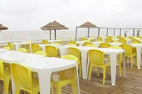 Les terrasses sont vides et les touristes aux abris