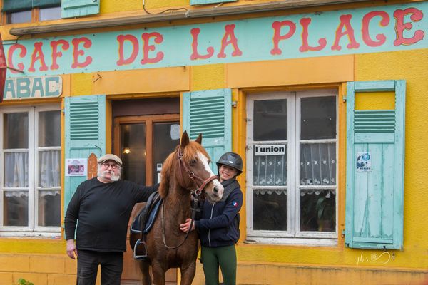 Devant le Café de la Place, à Breuilles-sur-Bar, dans les Ardennes, Lili et sa jument Shei sont venues rendre visite à Quiquine, propriétaire du bistrot du village.